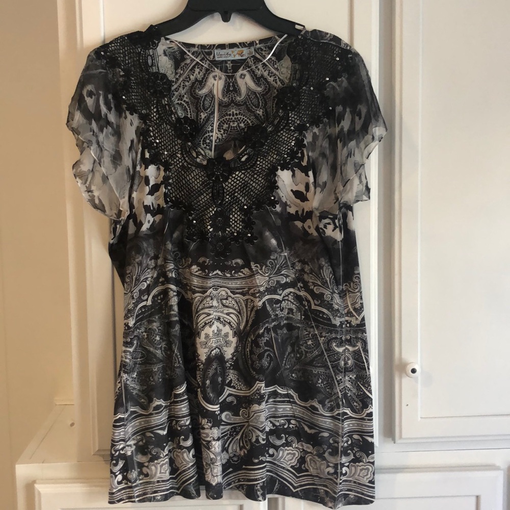 Black & White, v-neck, Short-sleeve blouse